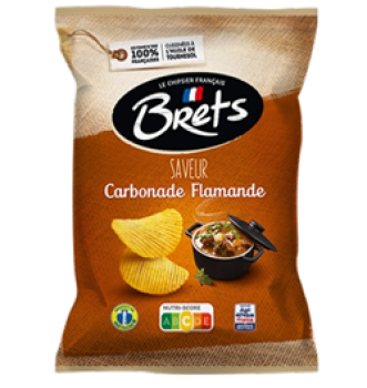 Vorderseite einer Tüte Brets Chips Carbonade Flamande, rot-braune Verpackung mit gewellten Chips und Illustration eines Topfes mit Rindfleischeintopf